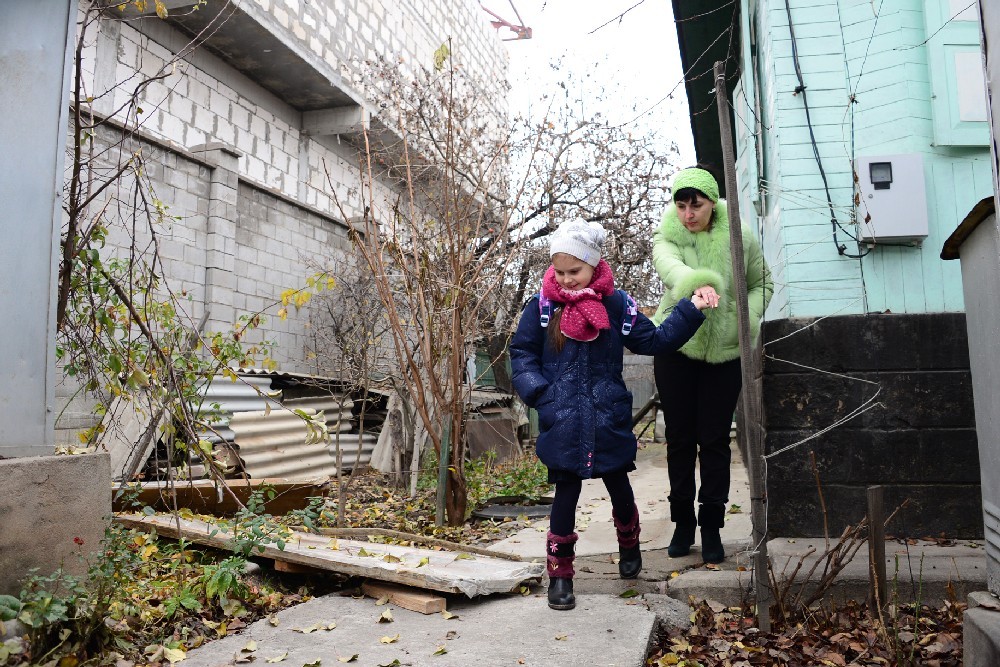 Слева - строящееся здание, справа - дом СТЕПОВЫХ, посредине - рухнувшая опалубка.