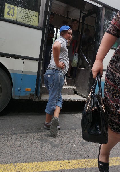 “Ты заплатила? Сейчас проверю!”