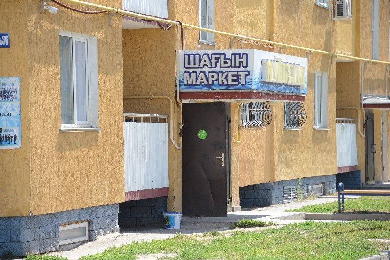 Нежилые помещения в многоэтажках в “Саялы” вовсю сдаются под коммерцию.