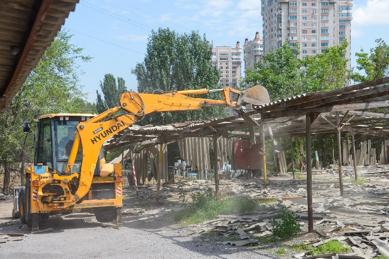 Снос стоянки начался ранним утром.