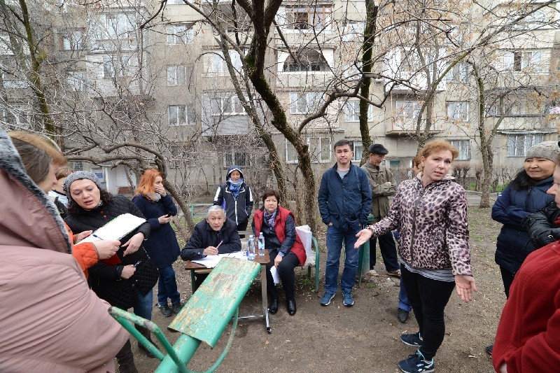 Акимат предлагает решить все проблемы общим собранием, но архисложно набрать кворум.