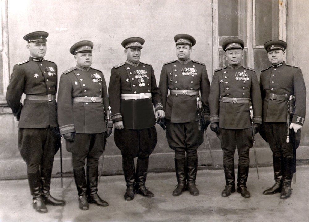Генерал-майор Шакир Джексенбаев (второй - справа) перед Парадом Победы. Москва, 1945 год.