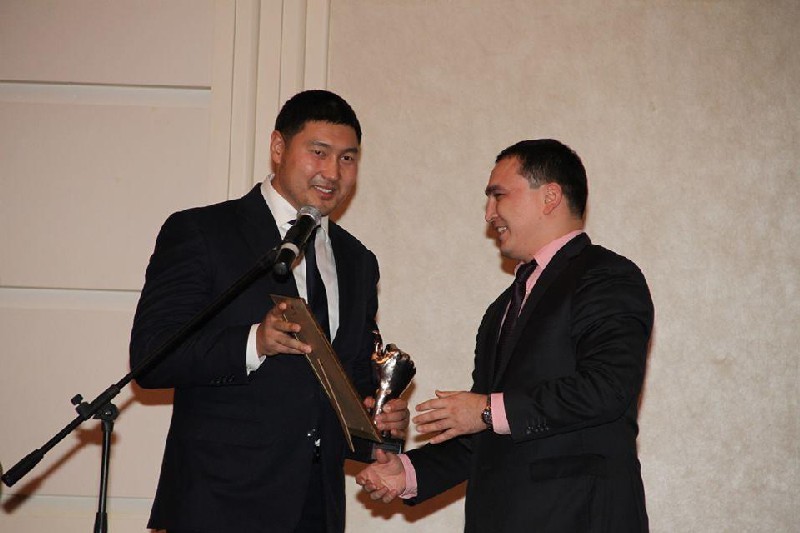 В 2013 году Ерлан Алшинбаев (слева) получил премию “Народный любимец”.