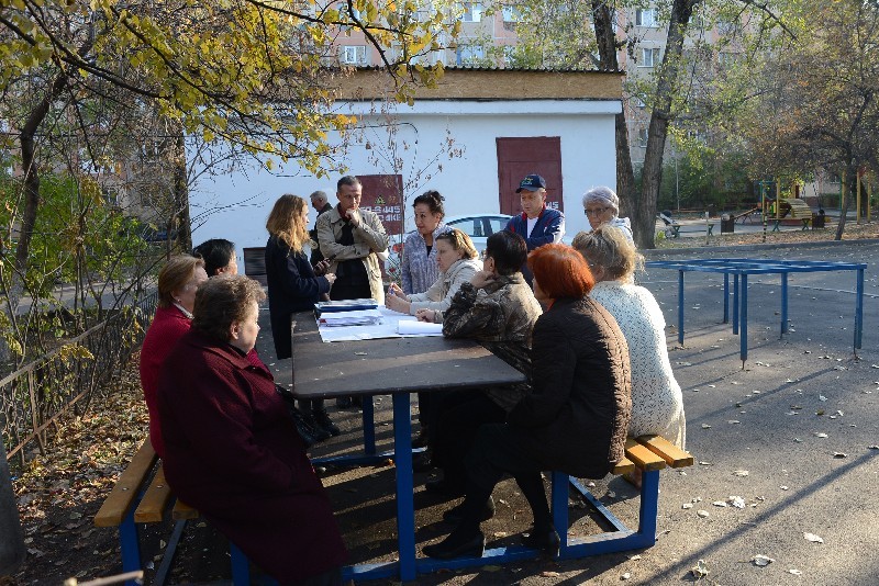 Жители дома по проспекту Достык зашли в тупик.