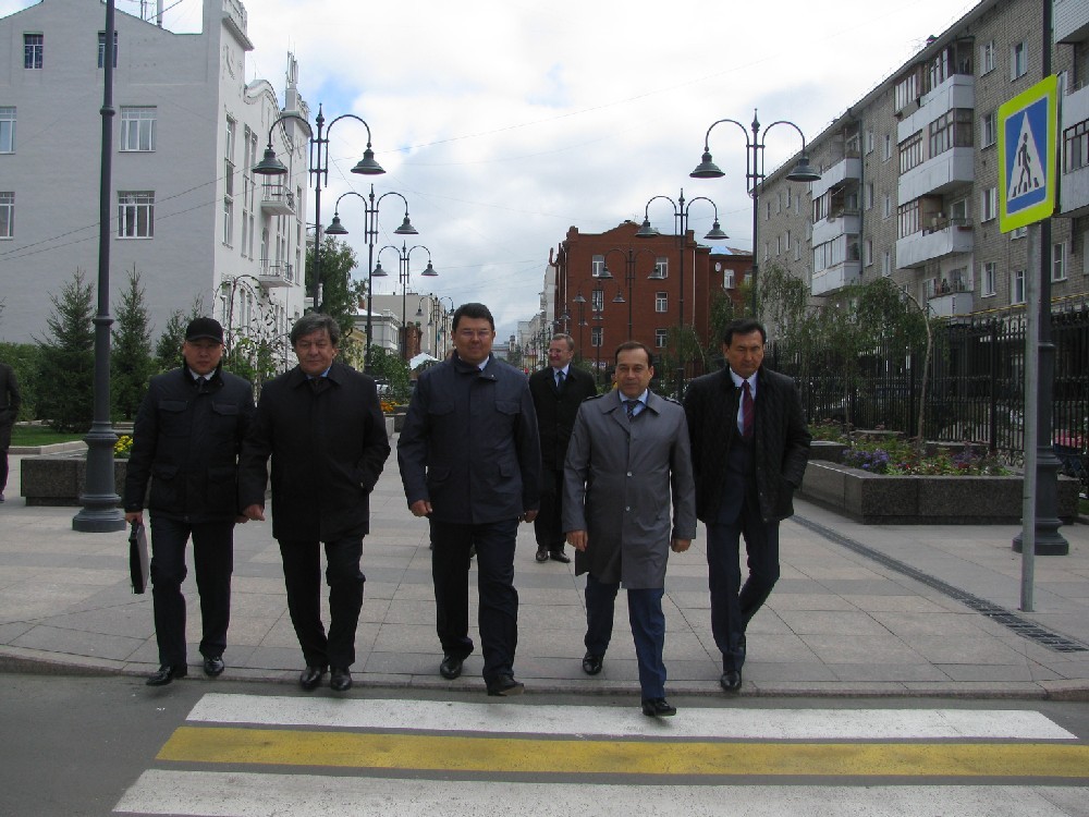 Казахстанская делегация на улице Ч. Валиханова в Омске.Казахстанская делегация на улице Ч. Валиханова в Омске.