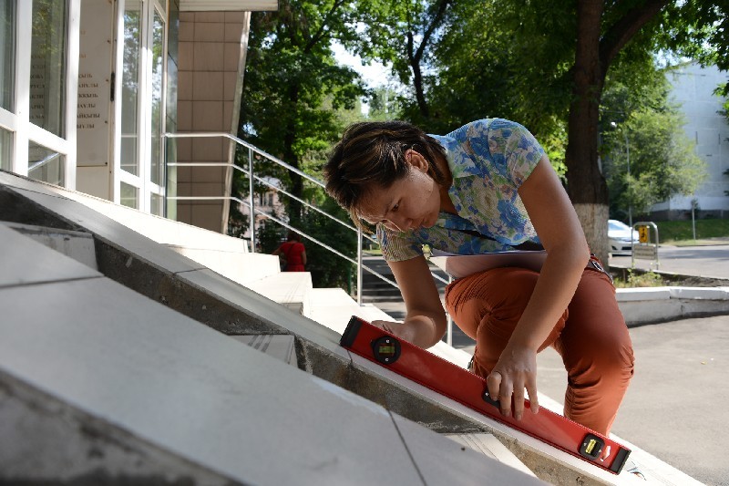 Жанна БАЙТЕЛОВА констатирует: такие преграды инвалидам ни за что не преодолеть без посторонней помощи.