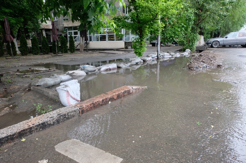 Вот так выглядит при сильном дожде в Алматы пересечение улицы Панфилова и проспекта Райымбека. Венеции и не снилось!