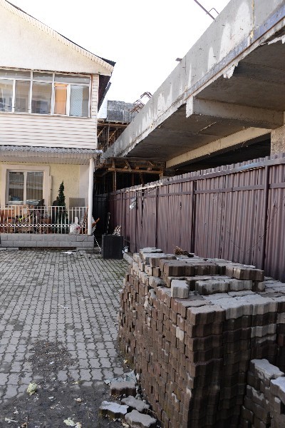 Это фото сделано весной: уже тогда было видно, что стройка вплотную подобралась к местным жителям.