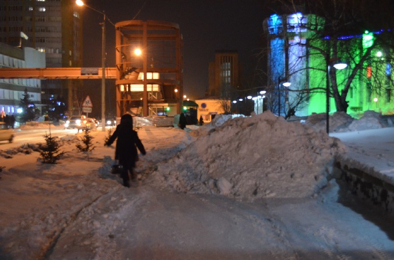 Вот так выглядел тротуар перед акиматом.