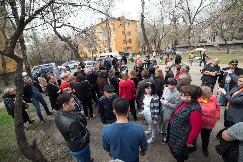 Заместитель акима Алмалинского района Алматы Ермек Бейсеуов технично перевел возмущение людей на строительную компанию.