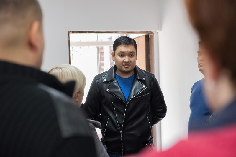 Заместитель акима Алмалинского района Алматы Ермек Бейсеуов технично перевел возмущение людей на строительную компанию.