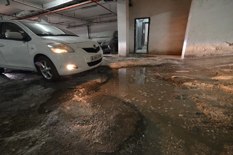 Двухэтажный паркинг, построенный семь лет назад, напоминает ветхое жилье 1950-х годов.