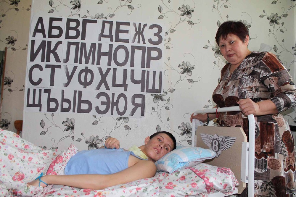 Благодаря помощи добрых людей и заботливым рукам матери Даулет постепенно идет на поправку.