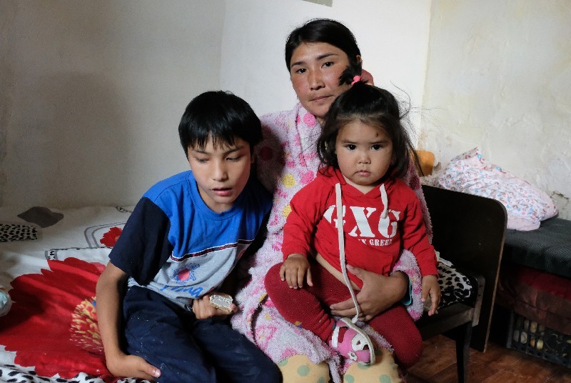 Зауреш ИЛЬЯСОВА с детьми Уалиханом и Акжан.