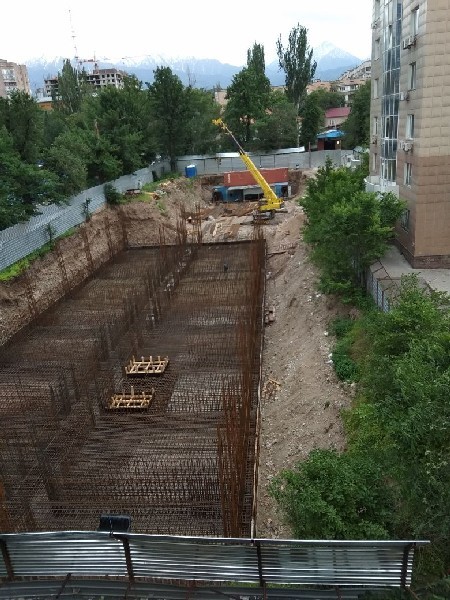 Несчастные работяги где строят...