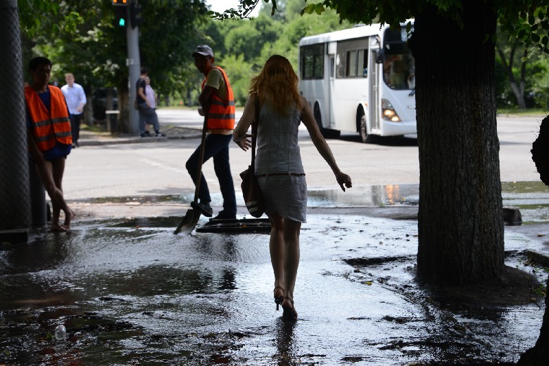 На пересечении улиц Райымбека и Панфилова для чистки арыков рабочим приходится оголяться.