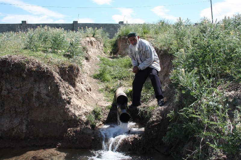 Кажмукан НУРКАСЫМОВ показывает, куда бежит вода.