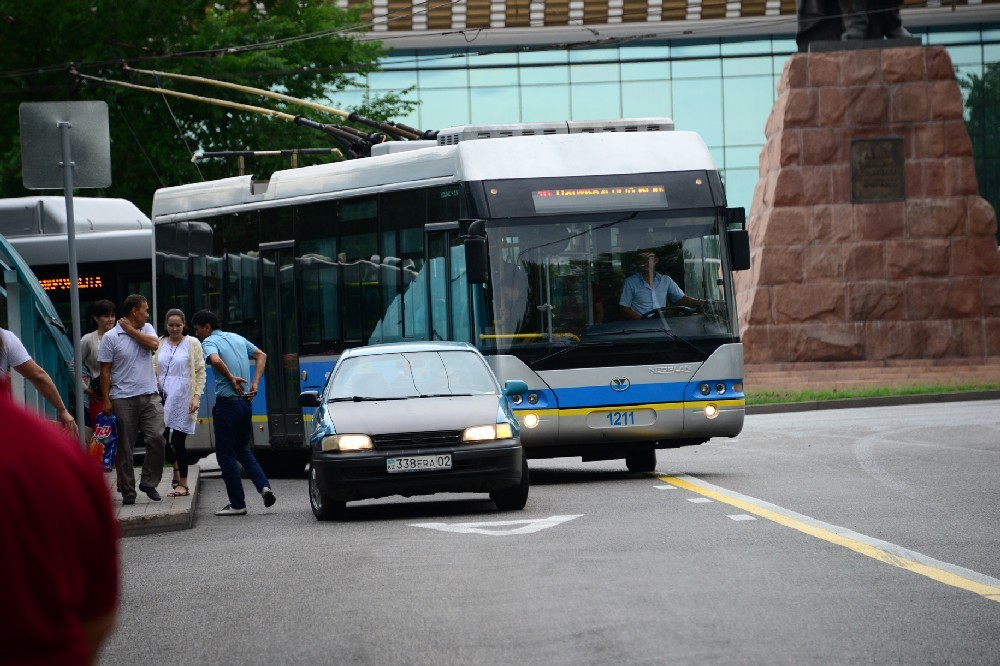 Пока по “выделенке” продолжают ездить автомобили.