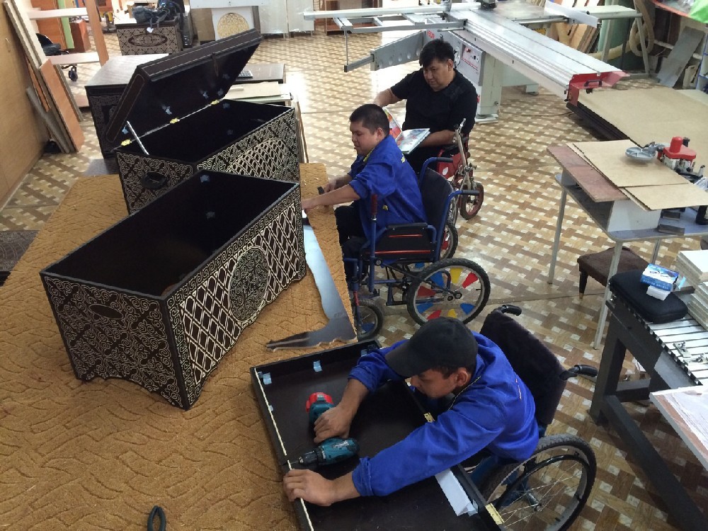 Половина рабочих на предприятии КужаКова - люди с ограниченными возможностями.