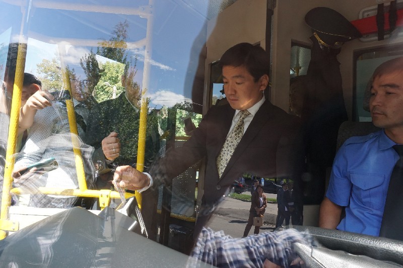 Сентябрь 2015 года. Бауыржан БАЙБЕК вживается в роль акима и знакомится с системой “Оңай!”.