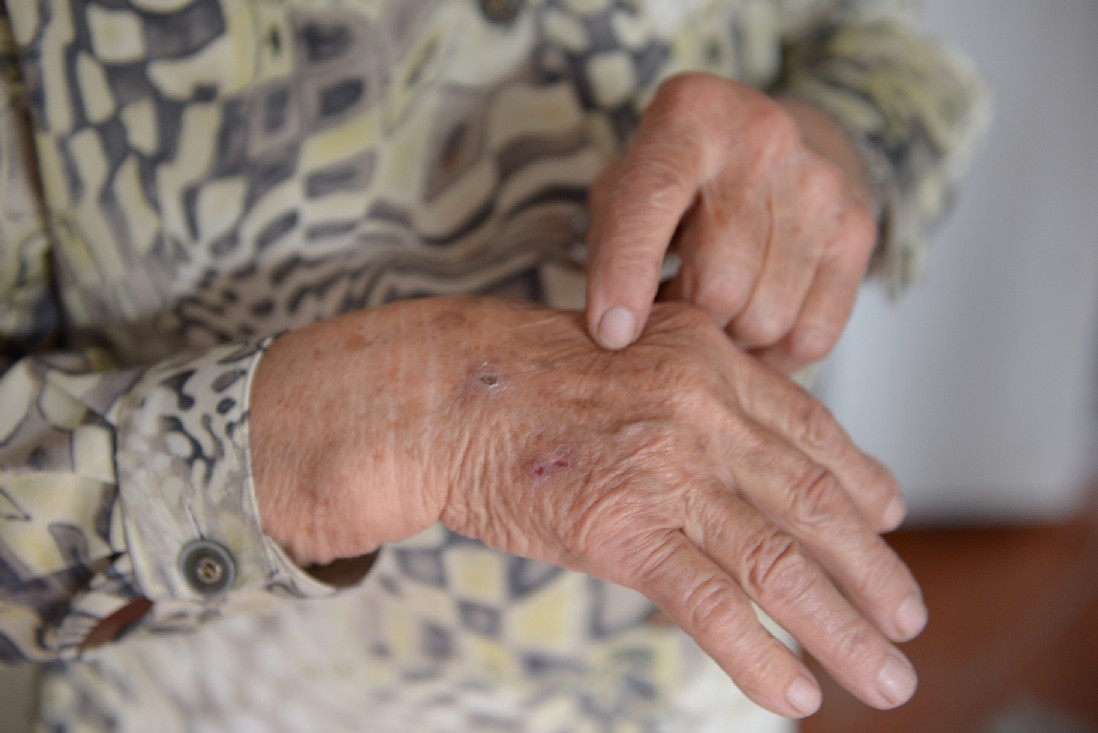 Эти руки внучка должна была целовать...