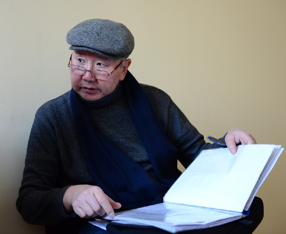 Владимир Мацаков показывает официальные ответы от органов, которые давали ему добро на опеку.