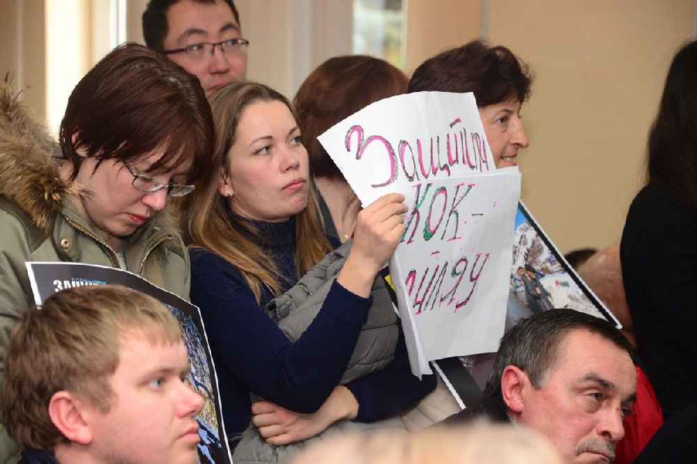 По суровым лицам “зеленых” отношение к проекту читается и без плакатов.