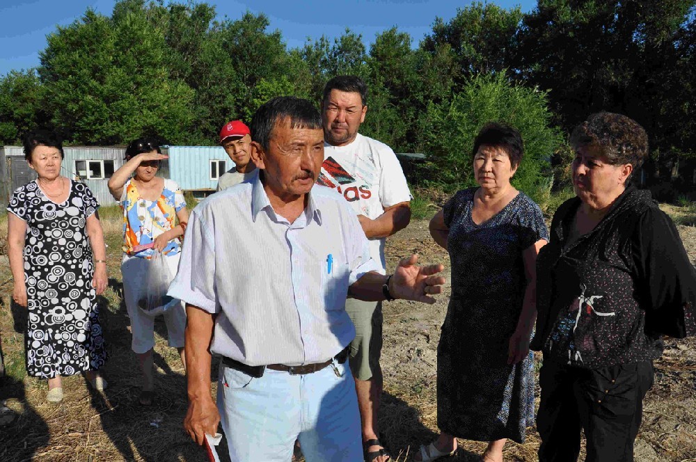 Тлеген МАДИМАРОВ (в центре) и его соседи против строительства дома.