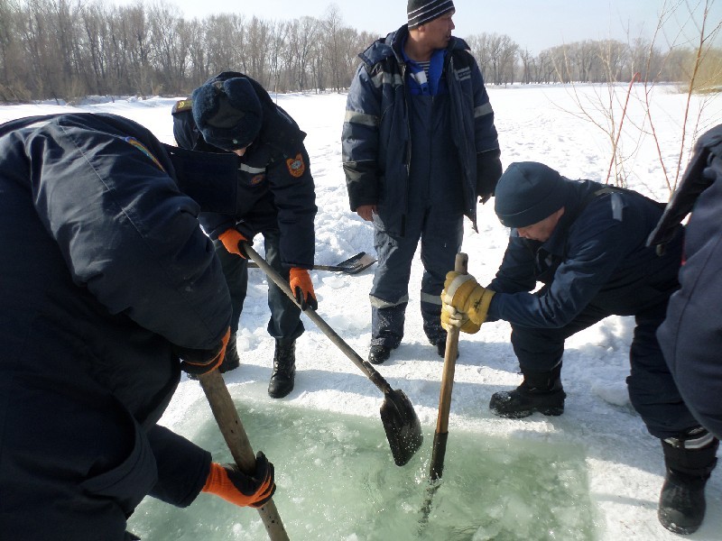 Лопата и лом - основные инструменты семейских спасателей.