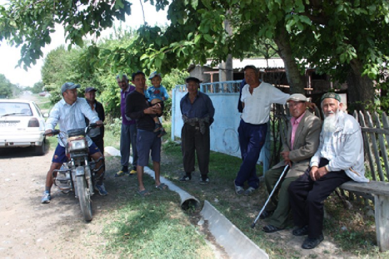 Недовольные жители Караултобе у сухого арыка.