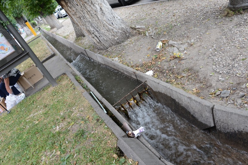 Ноу-хау от местных коммунальщиков - острая решетка-фильтр.