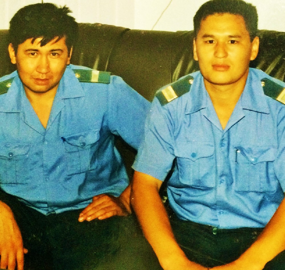 Еще 15 лет назад Биржан КУЖАКОВ (слева) был дорожным полицейским...