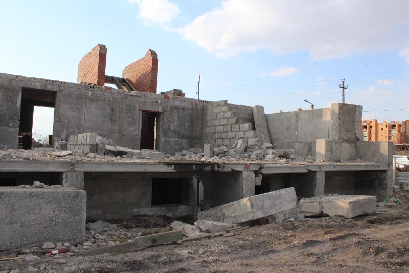 По мнению властей, трехэтажный дом никак не вписывался в антураж будущего Дворца школьников.