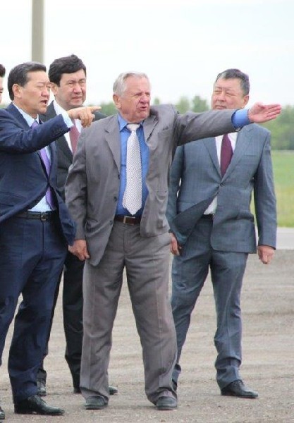 Роберт ШУМАХЕР (в центре) - гениальный бизнесмен: вложил 33 тысячи тенге, чтобы заработать больше миллиарда.