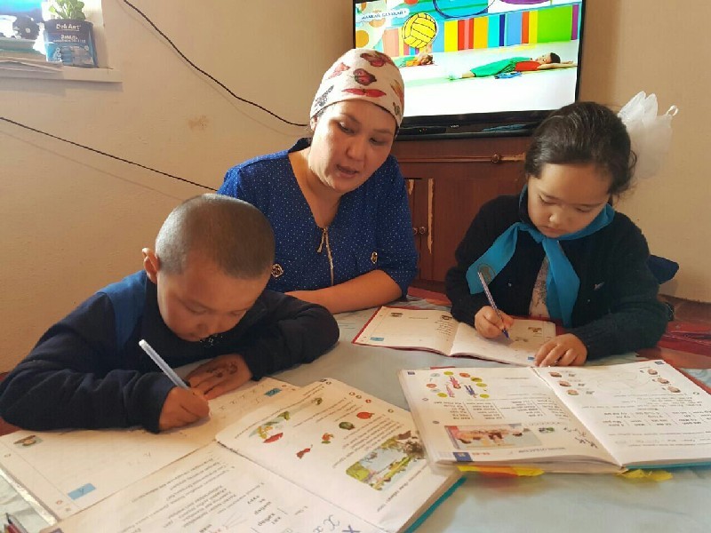 Жазира ЕЛЬШИБЕКОВА делает уроки с сыном-первоклассником.