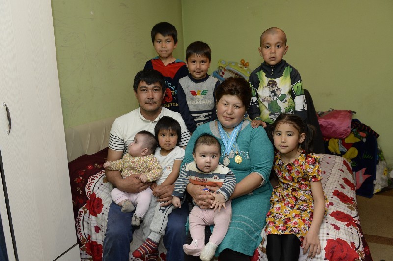 Многодетная семья Искаковых надеется, что российские врачи сумеют спасти второй глаз пятимесячной Аяны (на верхнем снимке).