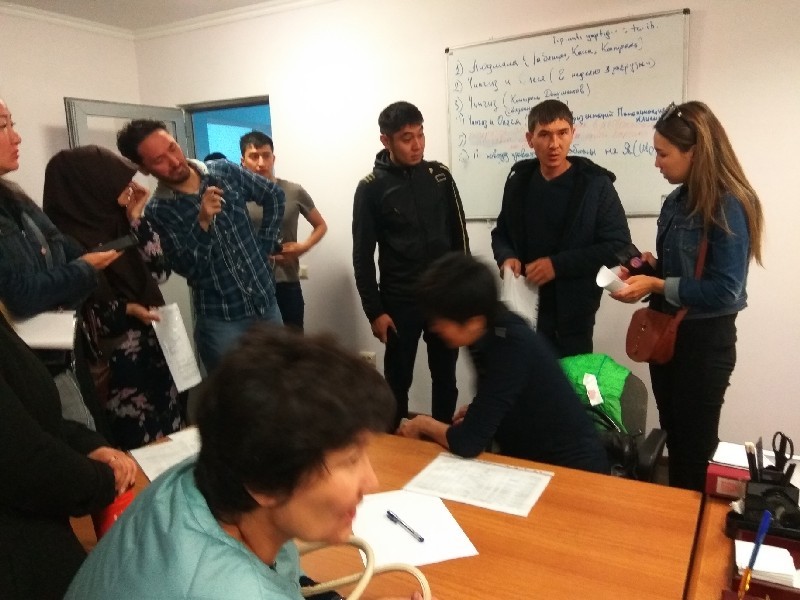 Предприниматели добились того, чтобы в дело вмешалась полиция, которая и увезла Тимофея Таирова в РУВД для выяснения обстоятельств.