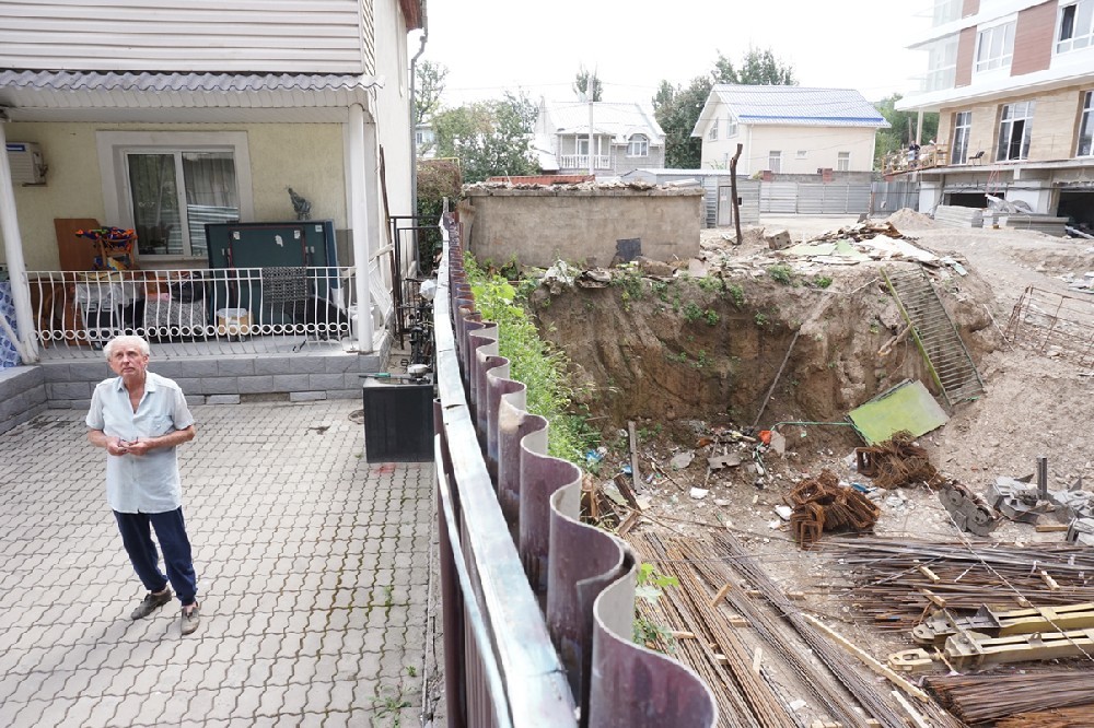 Беспокойное соседство.