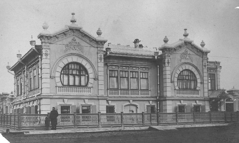 Хамит ЯНГУРАЗОВ с сыном Шавкатом на фоне своего дома.