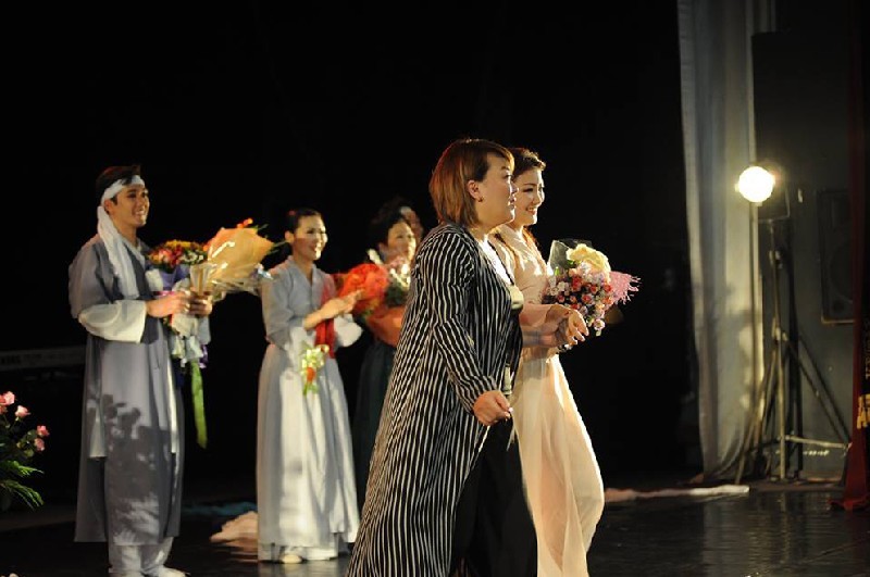 Режиссер Елена КИМ довольна трагическим финалом мюзикла.