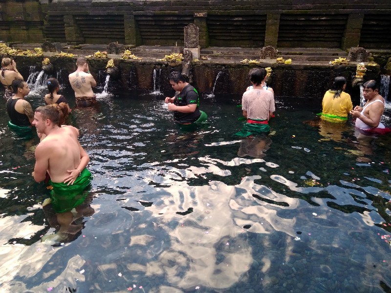 Шествие индуистов вдоль берега озера Братан.