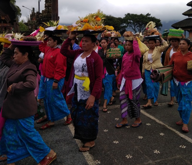 Шествие индуистов вдоль берега озера Братан.