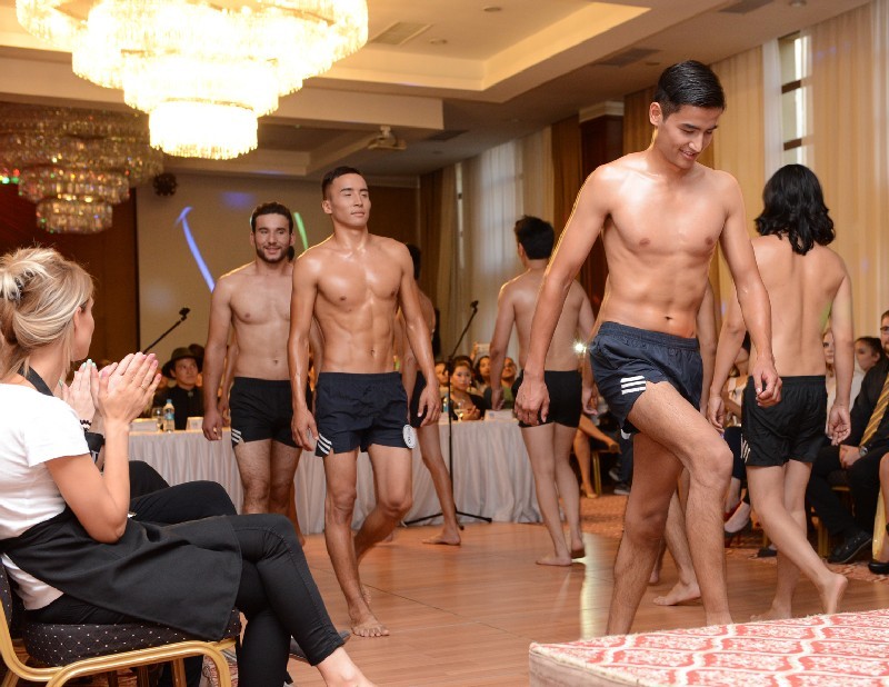 Самый ожидаемый выход - дефиле в купальных шортах.