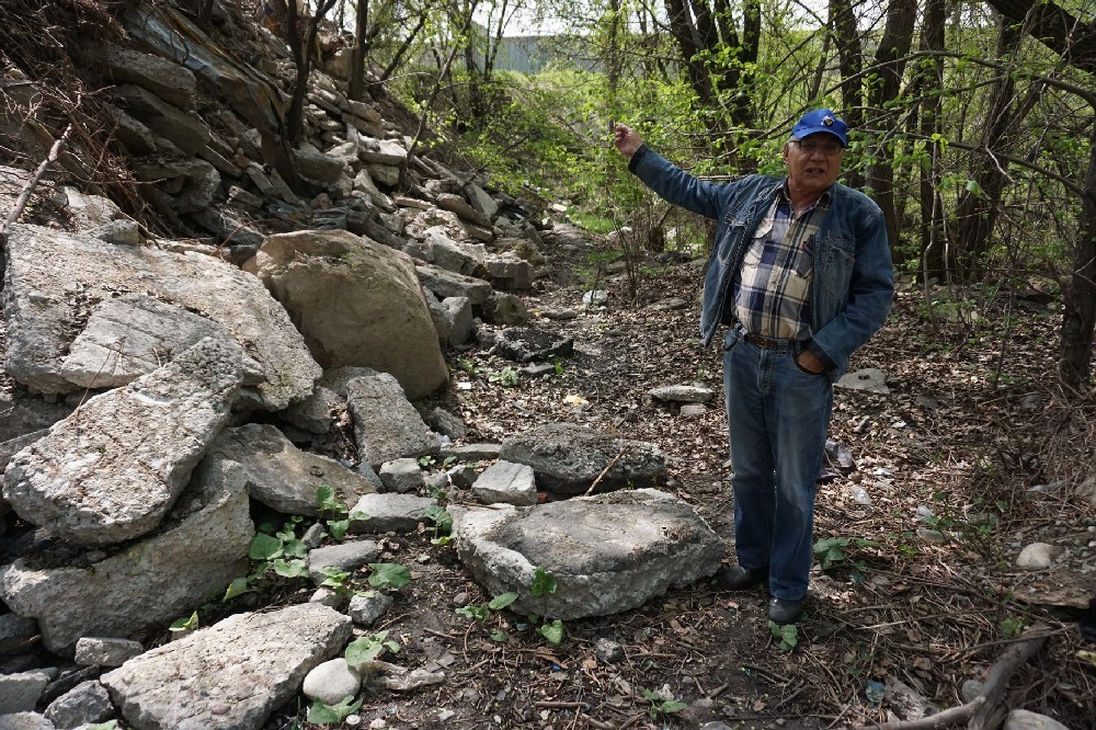 А сразу за новостройками начинается кошмар - выход к реке завален строительным мусором.