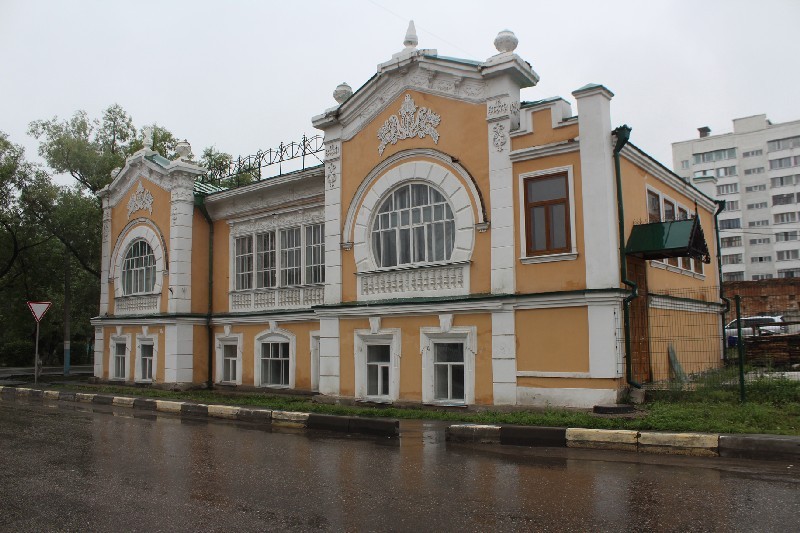 Лепнину сделали из плотного пенопласта.