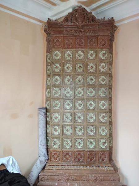 Сохранившаяся декоративная иранская плитка.