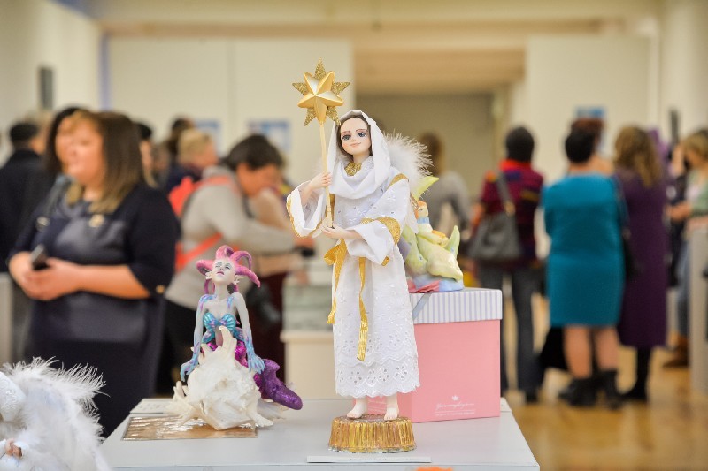 На выставку слетелись самые разные ангелы.