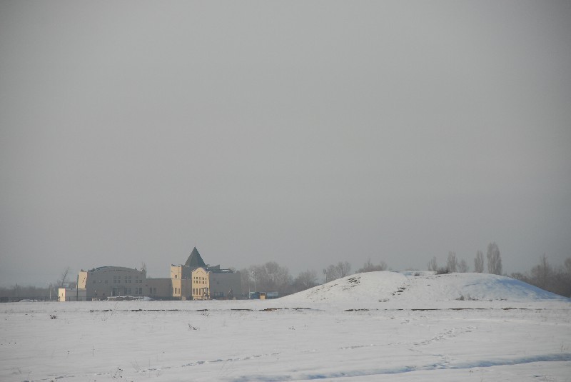 Неисследованные курганы за зданием музея.