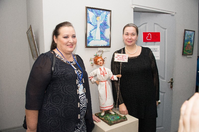 Лариса СОЛОГУБ (слева) и российский консул Ирина ПЕРЕВЕРЗЕВА.