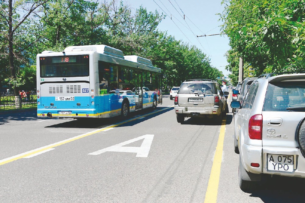 Автобусы будут фиксировать на видео нарушения ПДД в Алматы